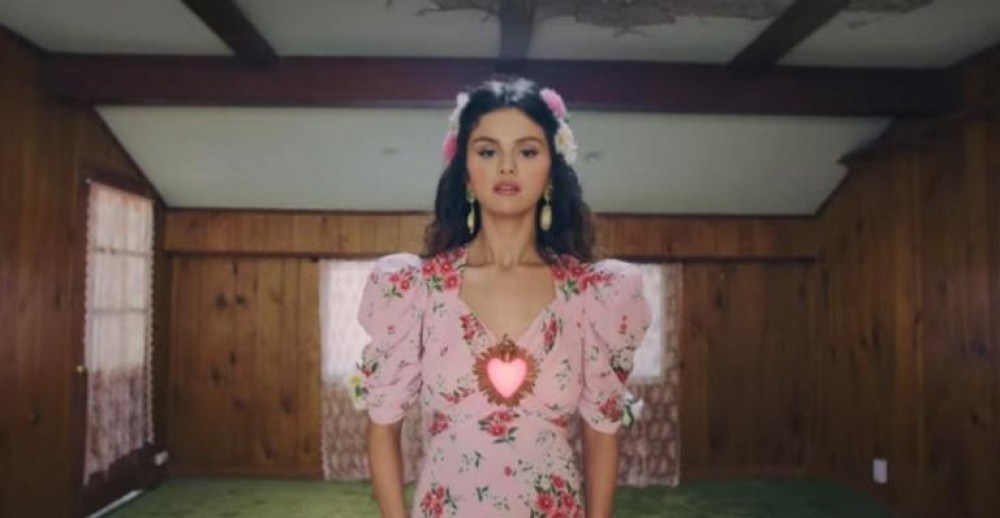 Selena Gomez lança single em espanhol e se aproxima da cultura latina