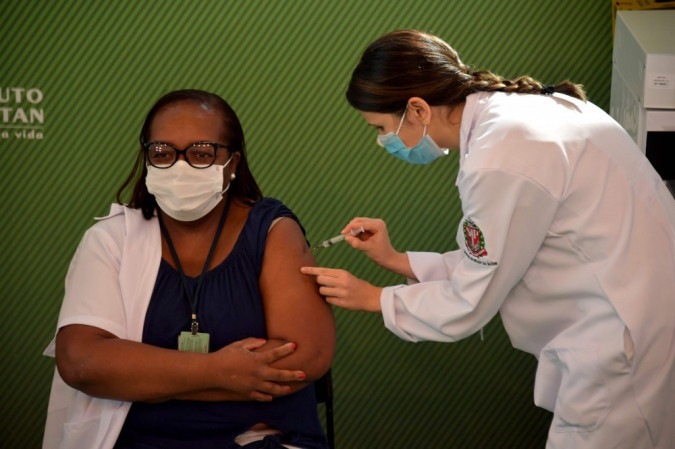 Em 17 de janeiro de 2021, Mônica Calazans recebeu a primeira dose do país da vacina contra a covid-19 -  (crédito: Nelson Almeida/AFP)