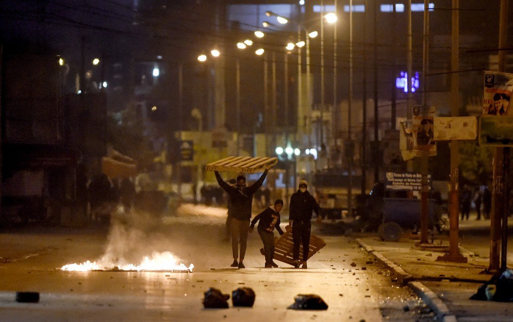 Terceira noite de protesto termina em mais de 630 detidos na Tunísia