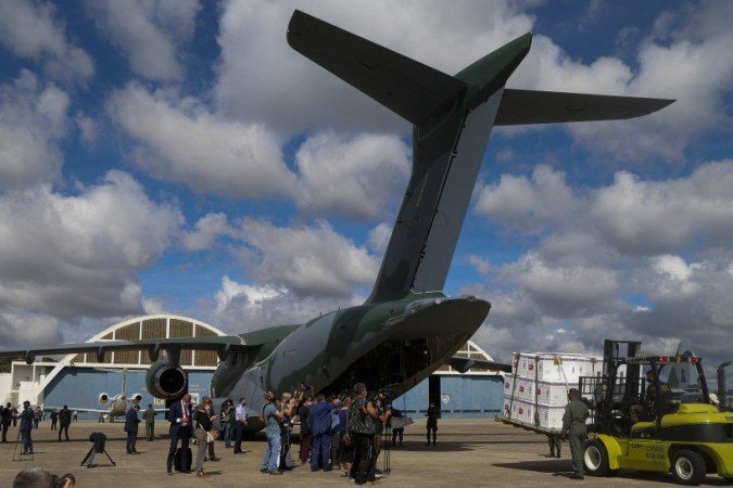 Governadores participam de ato simbólico para recebimento da coronavac