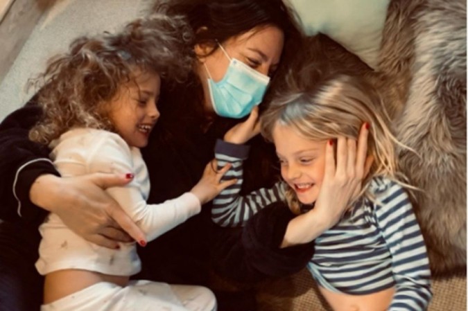 Após isolamento por covid-19, Liv Tyler posta foto abraçada aos filhos