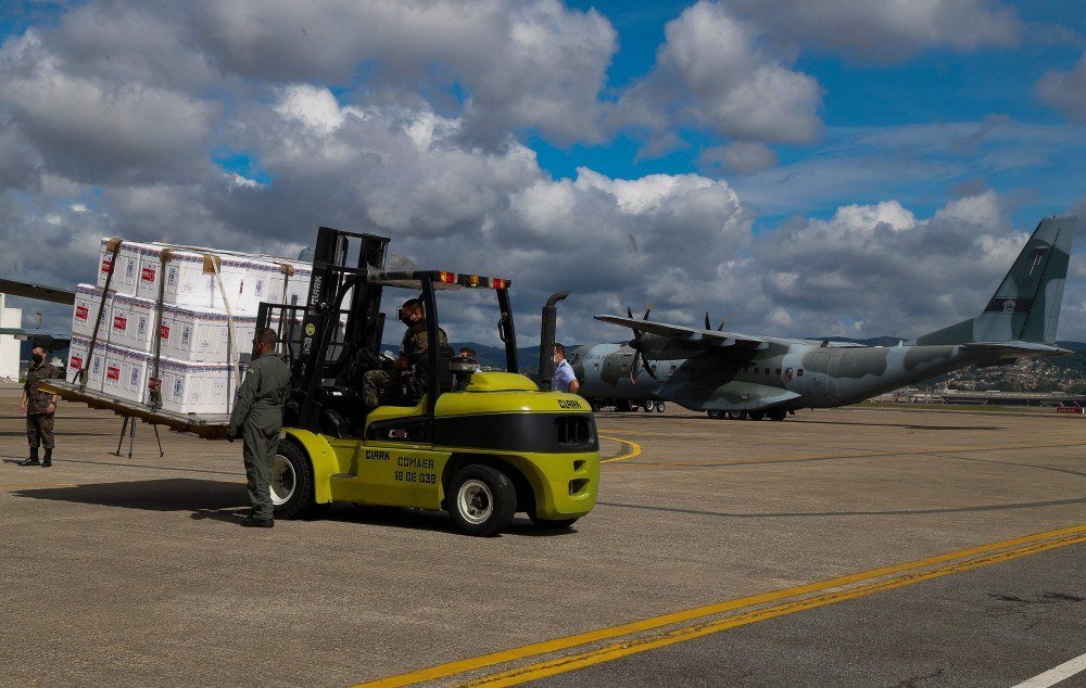 Governadores participam de ato simbólico para recebimento da coronavac