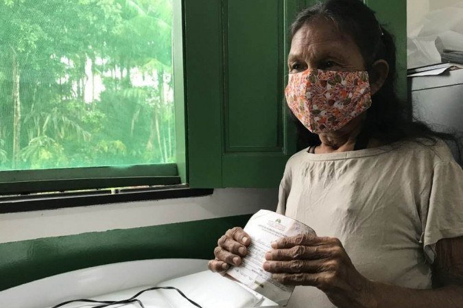 Isabel Cezário, 68 anos, é a primeira índia aldeada a receber a vacina contra a covid-19 CoronaVac no Alto Rio Solimões   -  (crédito: Ascom Força Aérea Brasileira/Divulgação)