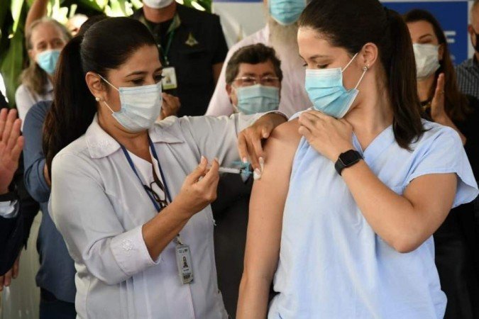 Lídia Rodrigues Dantas, 31, recebendo a primeira dose da vacina contra a covid-19 - (crédito: Marcelo Ferreira/CB/D.A Press ) Lídia Rodrigues Dantas, 31, recebendo a primeira dose da vacina contra a covid-19 - (crédito: Marcelo Ferreira/CB/D.A Press )