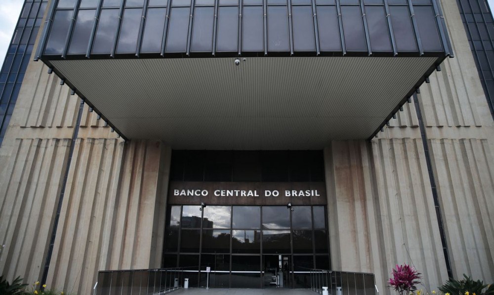Investimento direto cai pela metade no Brasil em 2020