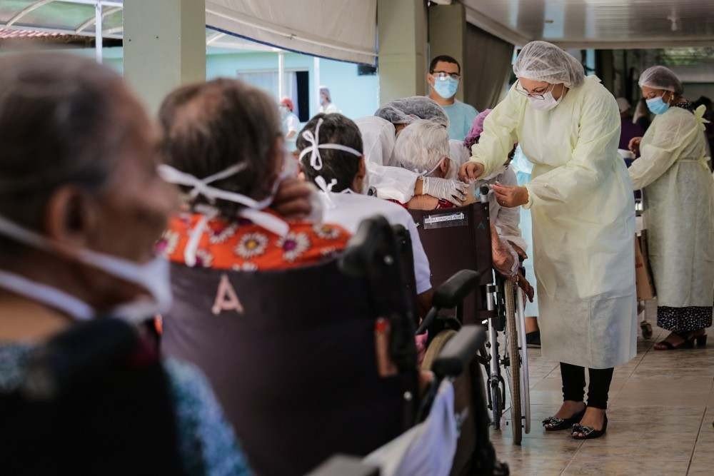 Primeiros idosos são vacinados contra covid-19 no DF, moradores de asilos