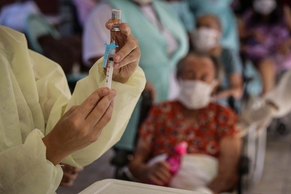 Primeiros idosos são vacinados contra covid-19 no DF, moradores de asilos