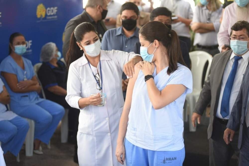 Lídia Rodrigues, a primeira a receber a dose no DF 