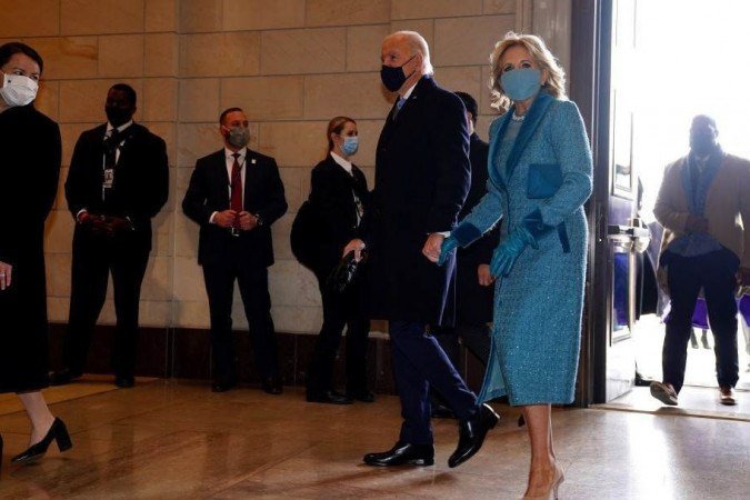O presidente eleito Joe Biden (C) e a nova primeira-dama dos EUA, Jill Biden (D) chegam à Frente Leste do Capitólio dos EUA para sua cerimônia de posse como 46º presidente dos Estados Unidos em Washington, DC, em 20 de janeiro de 2021 . -  (crédito: JIM LO SCALZO / PISCINA / AFP)
