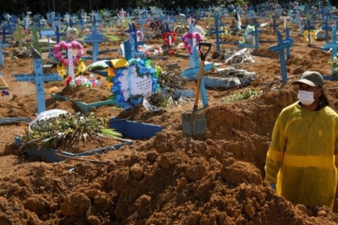 Atraso nas notificações, festas de final de ano, mutações no vírus e comportamento das pessoas são fatores que apontam para o recrudescimento da pandemia no país - 