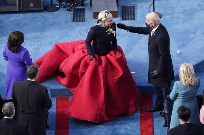 Joe Biden cumprimenta Lady Gaga