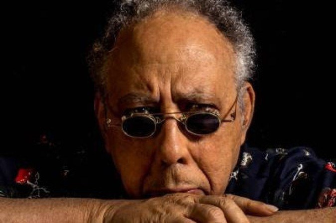 Cantor e compositor carioca faleceu nesta segunda-feira (17), no Rio de Janeiro, após uma parada cardíaca - (crédito: Jose de Holanda/Divulga??o) Cantor e compositor carioca faleceu nesta segunda-feira (17), no Rio de Janeiro, após uma parada cardíaca - (crédito: Jose de Holanda/Divulga??o)