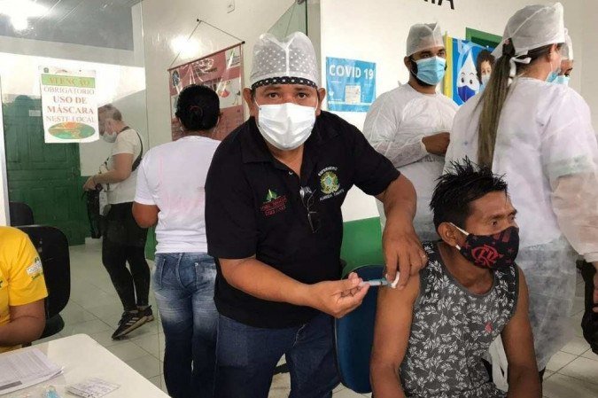 Enfermeiro Elzimar Tananta aplica dose da CoronaVac em indígena - (crédito: Bruna Lima) Enfermeiro Elzimar Tananta aplica dose da CoronaVac em indígena - (crédito: Bruna Lima)