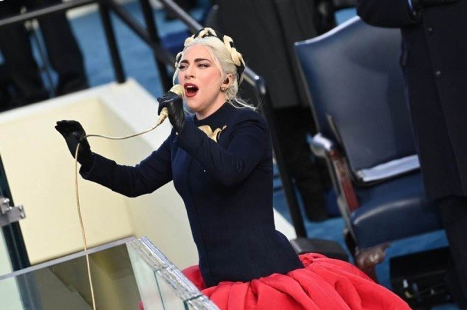 Lady Gaga canta o hino nacional americano
SAUL LOEB / POOL / AFP