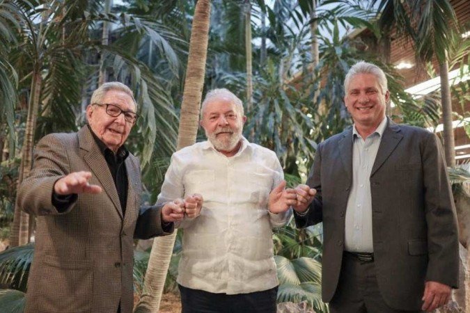 O atual presidente Miguel Díaz-Canel, Lula e o ex-presidente e 1º secretário do Partido Comunista de Cuba, Raúl Castro. - (crédito: Reprodução / Instagram) O atual presidente Miguel Díaz-Canel, Lula e o ex-presidente e 1º secretário do Partido Comunista de Cuba, Raúl Castro. - (crédito: Reprodução / Instagram)