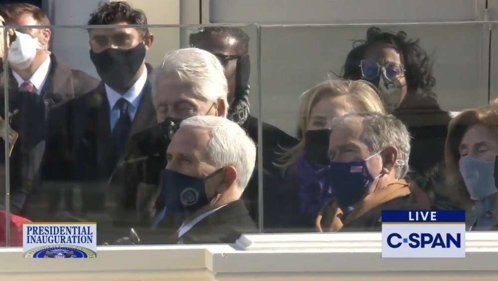 Bill Clinton é flagrado cochilando na posse de Biden