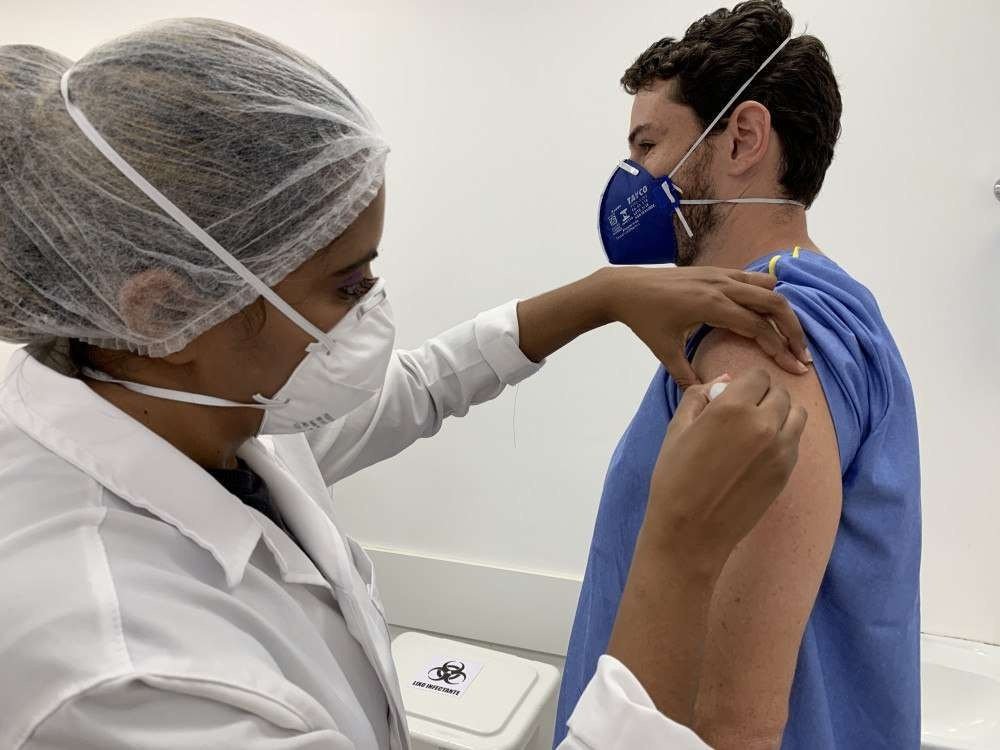 HUB dá início à vacinação contra a covid-19 em trabalhadores