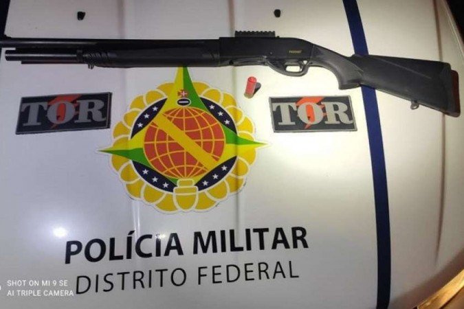 A mulher vai responder por porte ilegal de arma de fogo - (crédito: PMDF/Divulgação) A mulher vai responder por porte ilegal de arma de fogo - (crédito: PMDF/Divulgação)