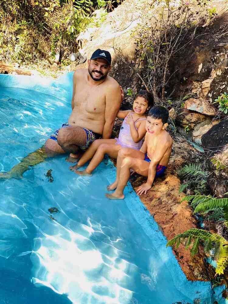 Alan e os filhos: descanso perto de casa 