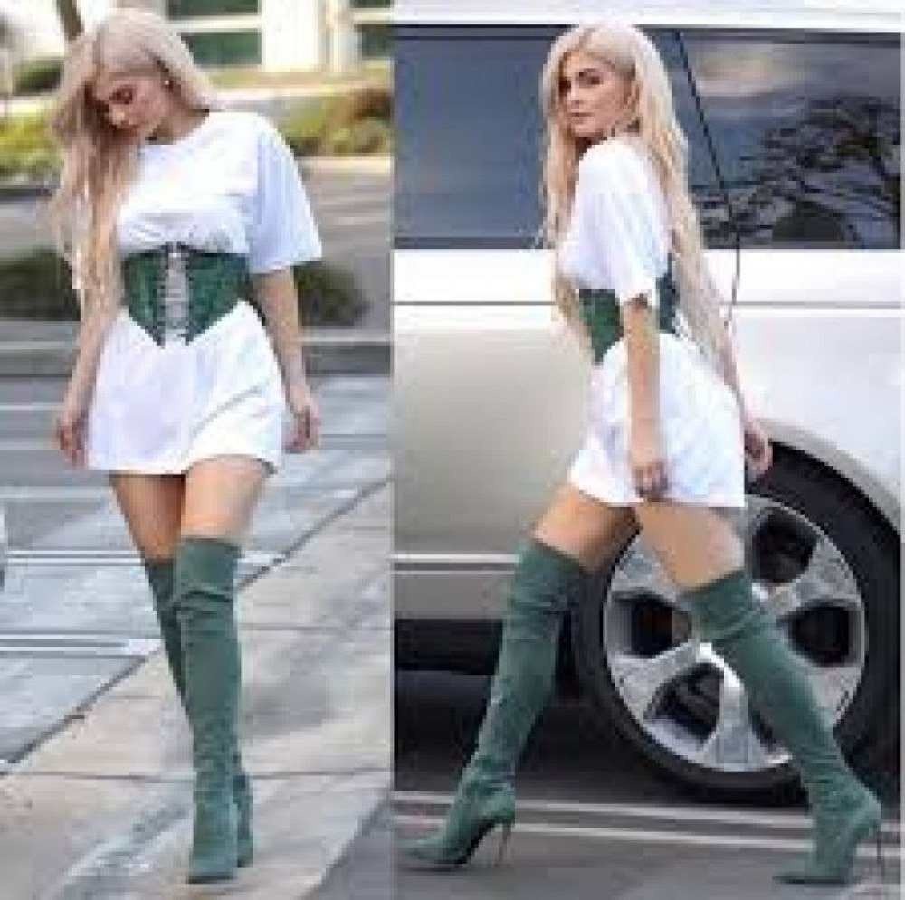 A outra tendência é usar o camisetão com corset. A empresária de moda Kylie Jenner preferiu esse acessório para dar um destaque no vestido camiseta