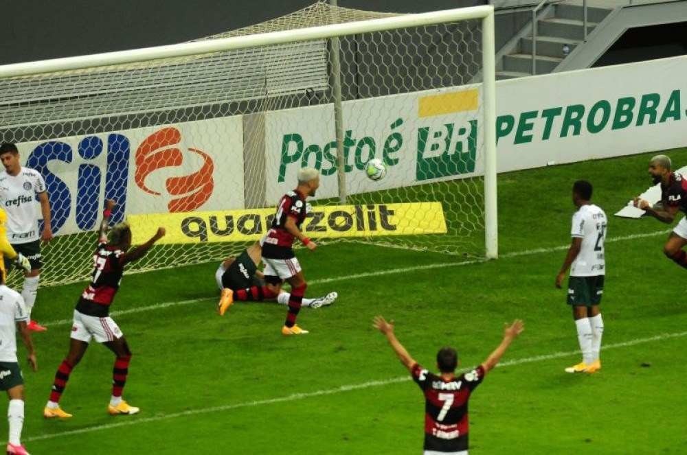 Flamengo vence Palmeiras pelo Brasileirão, no Estadio Mané Garrincha.