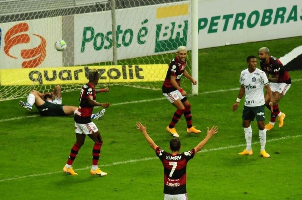 Flamengo vence Palmeiras pelo Brasileirão, no Estadio Mané Garrincha.