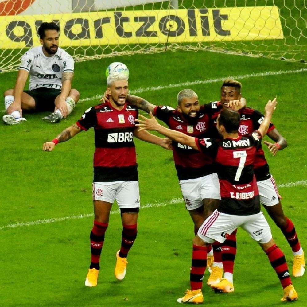 Flamengo vence Palmeiras pelo Brasileirão, no Estadio Mané Garrincha.
