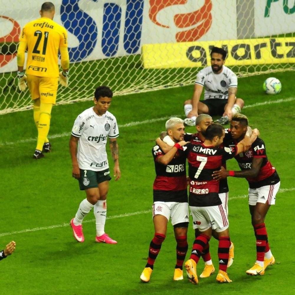 Flamengo vence Palmeiras pelo Brasileirão, no Estadio Mané Garrincha.