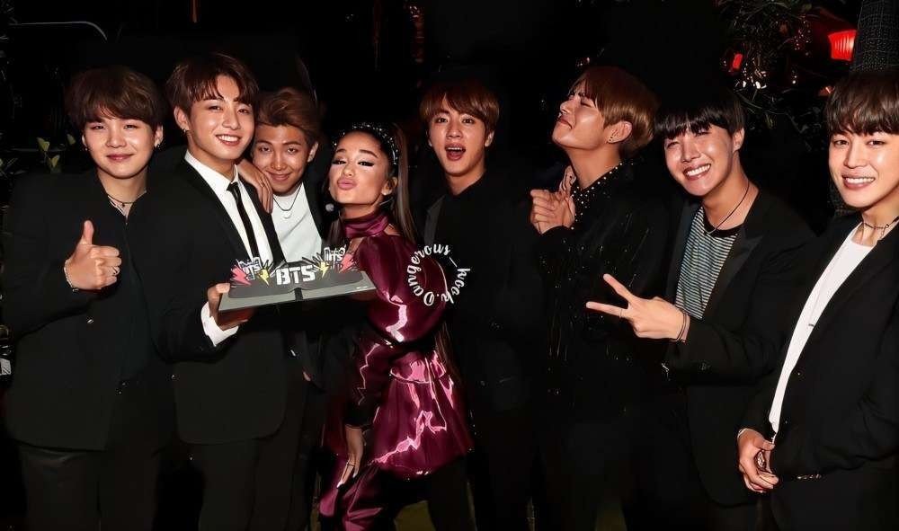 Colaboração entre BTS e Ariana Grande deve ser lançada este ano