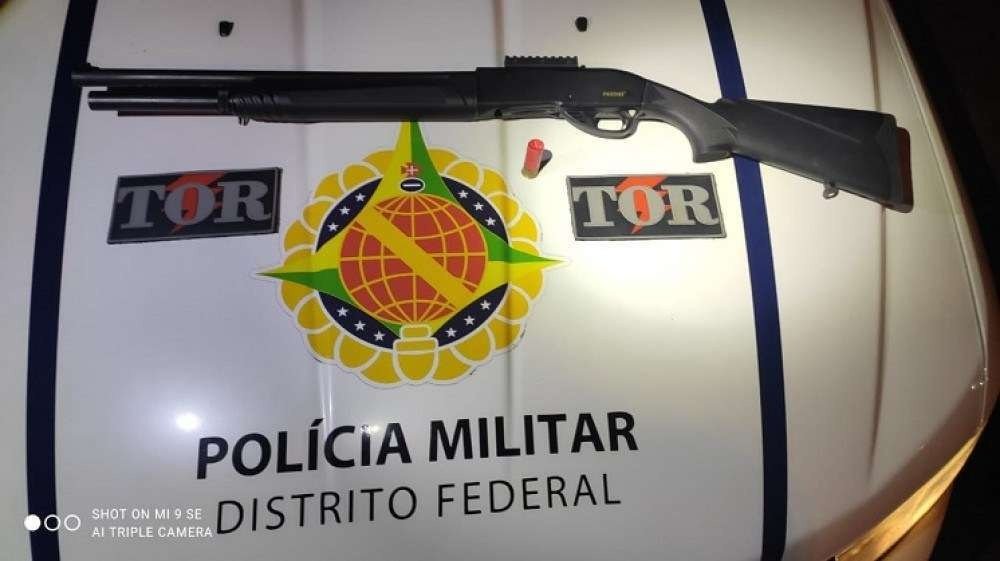 Mulher de 27 anos é presa pela PM com espingarda de fabricação turca