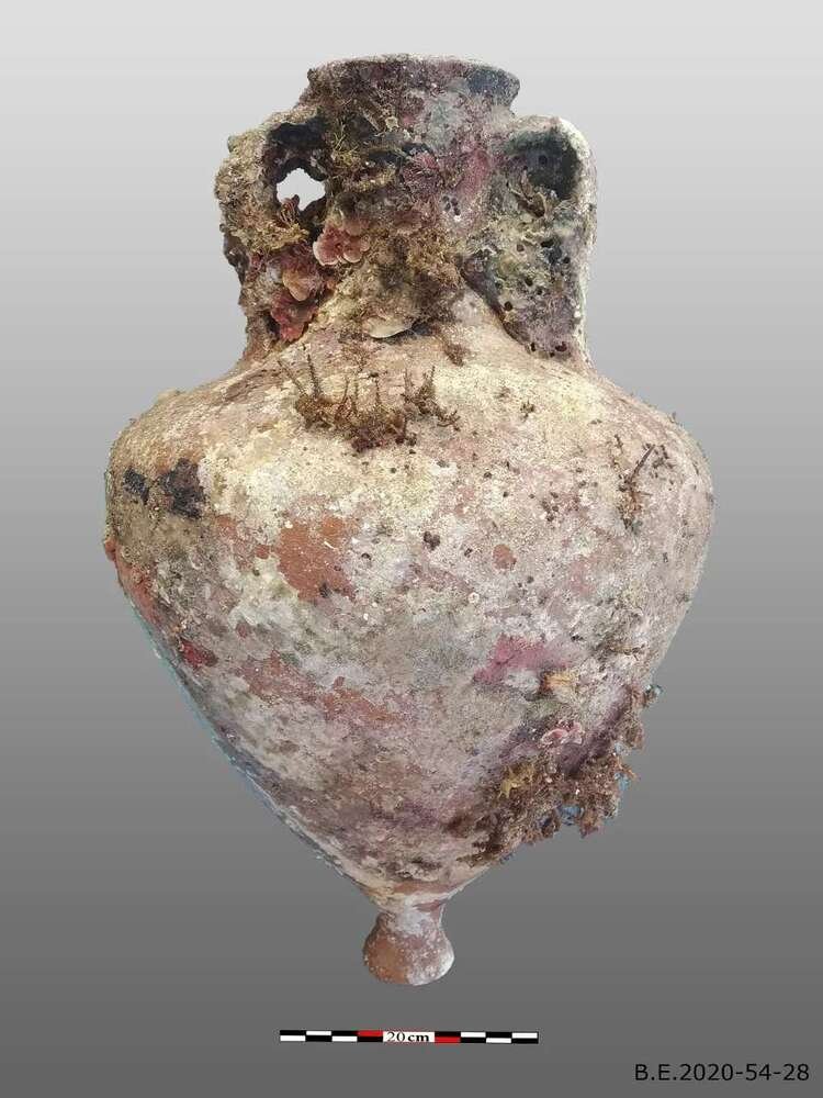 Ânfora encontrada em navio romano naufragado 