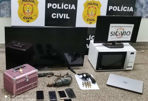 Bens apreendidos pela Pol&iacute;cia Civil na resid&ecirc;ncia dos criminosos