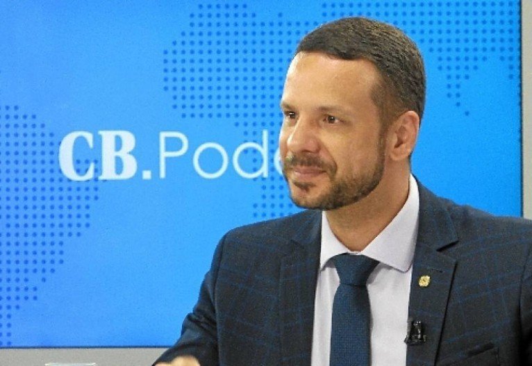 O secret&aacute;rio-geral da Frente, deputado Israel Batista (PV-DF), conduzir&aacute; a transmiss&atilde;o ao vivo, neste domingo                