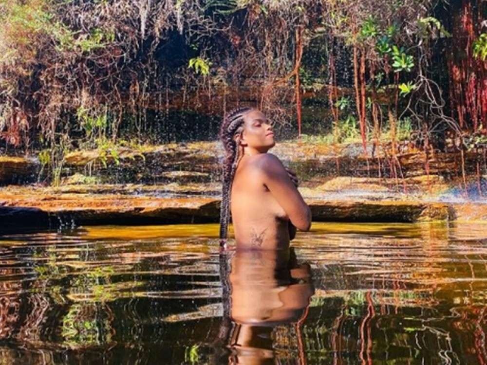 Jeniffer Nascimento posa de topless em cachoeira: 