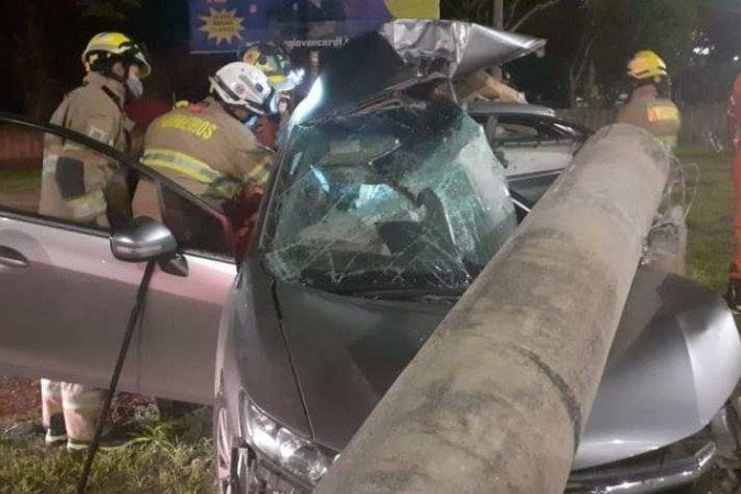 Carro colide com um poste e deixa duas pessoas mortas em Taguatinga - (crédito: divulgação/ CBMDF)