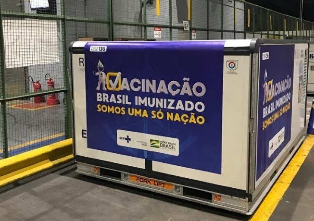 Vacina de Oxford: nova remessa de matéria-prima chega neste sábado