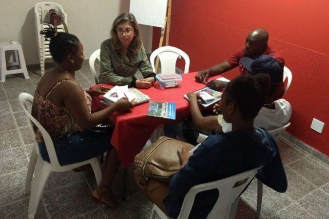 Refugiados em aula em domicílio com professor do projeto social de Ana Luiza