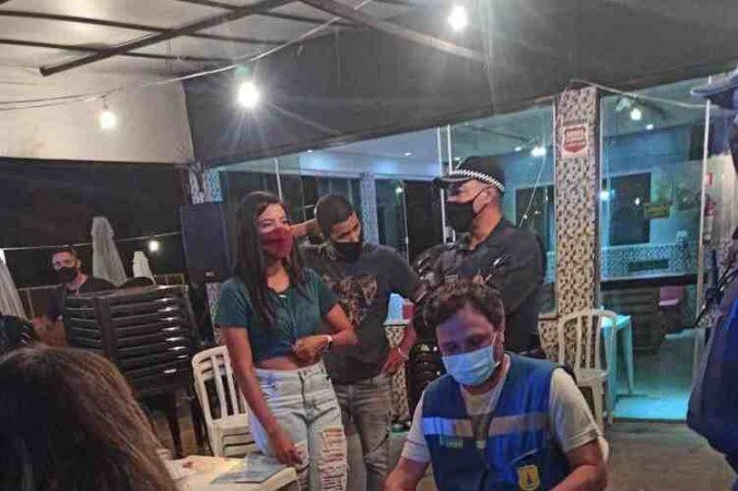 Parceria entre a Polícia Militar do Distrito Federal e o DF Legal fechou, até as 23h deste domingo (24/1), dois estabelecimentos de Santa Maria com cerca de 100 pessoas reunidas.