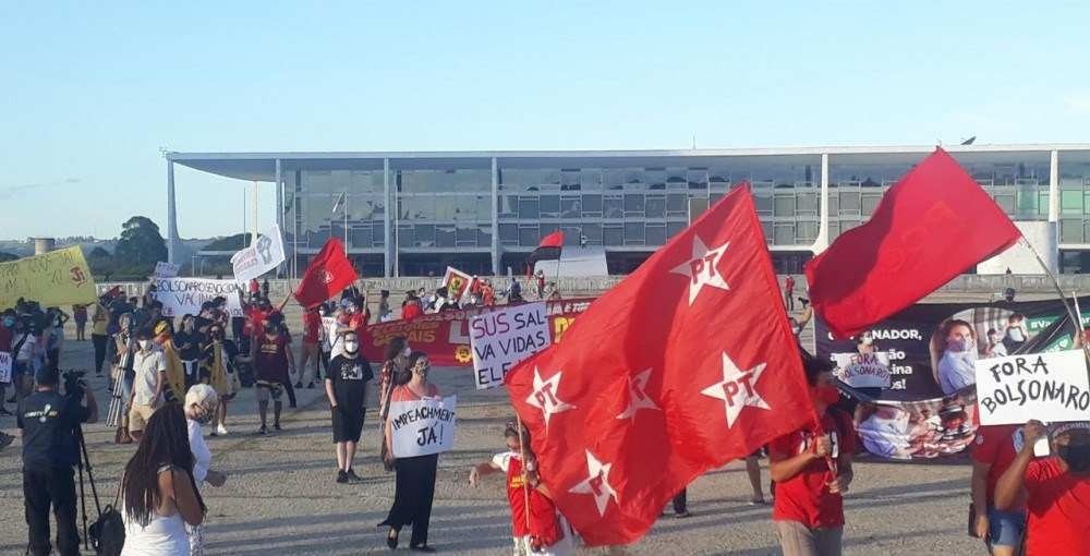 Manifestantes Protestam Em Frente Ao Planalto Pelo Impeachment De Bolsonaro
