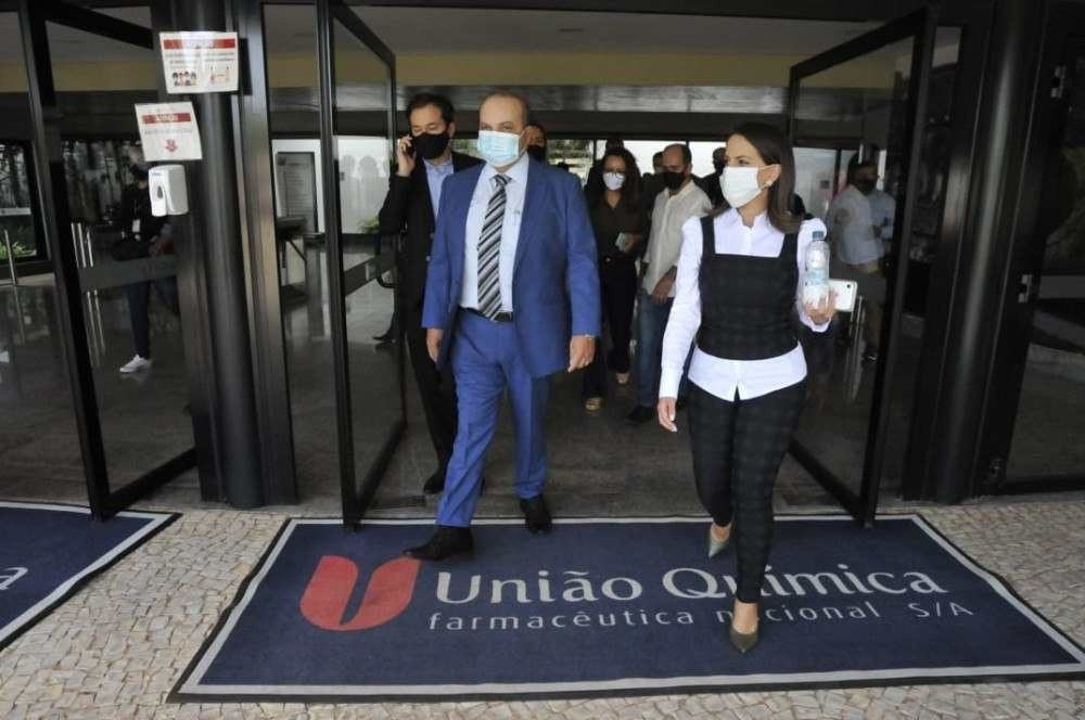 Governador Ibaneis Rocha (MDB), durante visita à fábrica Bthek Biotecnologia, em Santa Maria