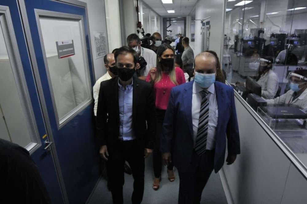 Governador Ibaneis Rocha (MDB), durante visita à fábrica Bthek Biotecnologia, em Santa Maria