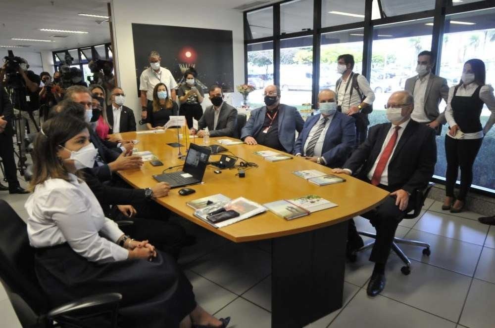 Governador Ibaneis Rocha (MDB), durante visita à fábrica Bthek Biotecnologia, em Santa Maria