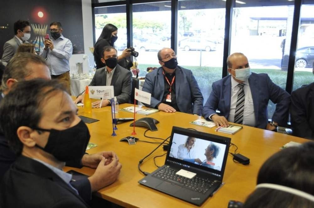 Governador Ibaneis Rocha (MDB), durante visita à fábrica Bthek Biotecnologia, em Santa Maria