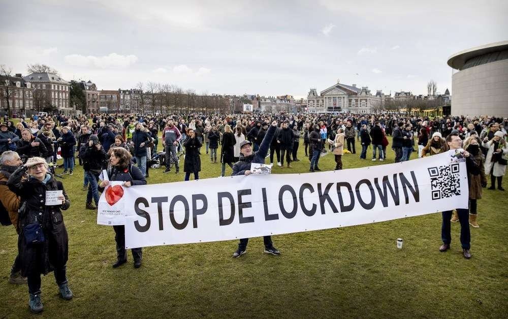 Holanda Mantem Toque De Recolher E Chama Manifestantes De Escoria