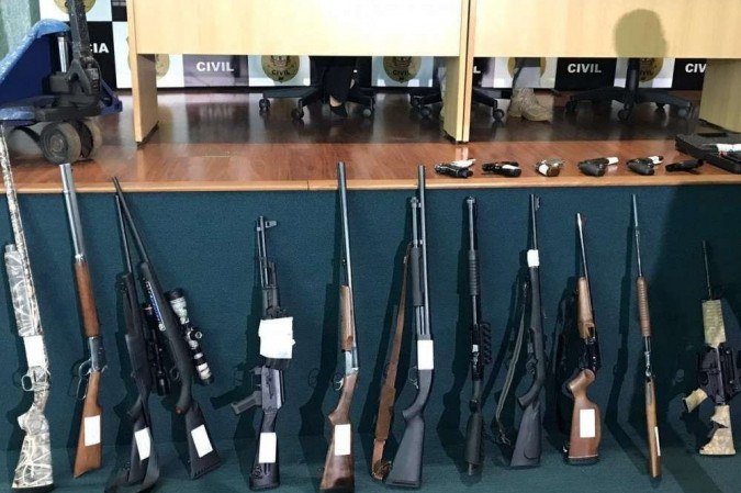 Durante coletiva, PCDF apresenta armas apreendidas 