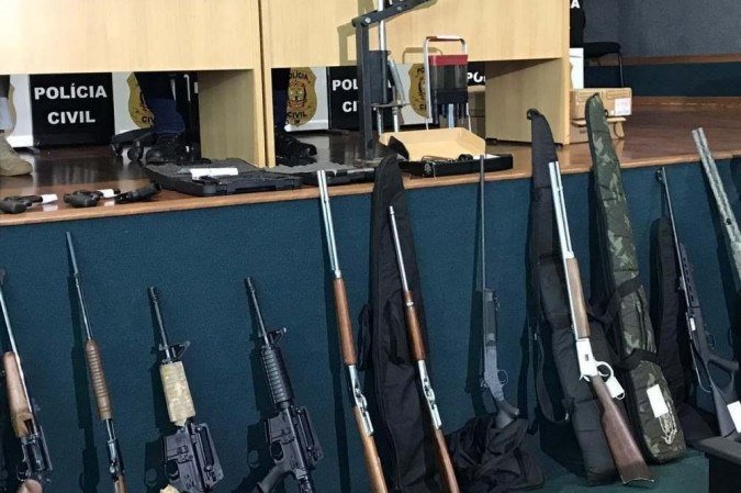 Durante coletiva, PCDF apresenta armas apreendidas 