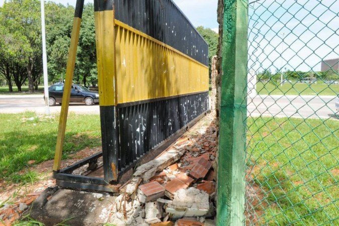 A obra envolve trabalhos de alvenaria, como reparos ou construção total de muros, além de manutenção e pintura dos portões.

