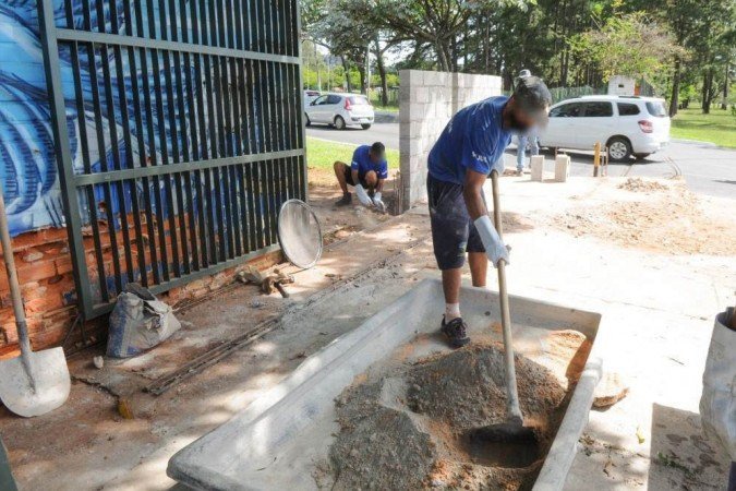 A obra envolve trabalhos de alvenaria, como reparos ou construção total de muros, além de manutenção e pintura dos portões.

