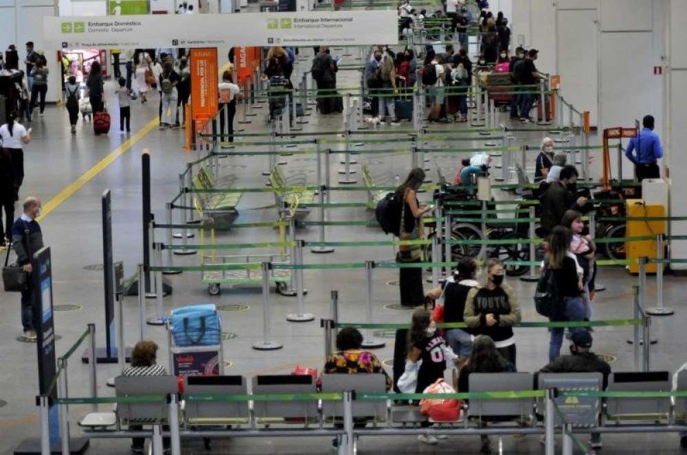 Autoridades detêm 95 migrantes sem documentos em aeroporto do México