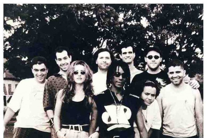 Junior Marvin, guitarrista original do The Wailers, e o grupo de uma turnê dele do final dos anos 1990. Na foto, está Fred Valle, atual baterista da banda Carne Doce, que foi baterista da banda de Marvin durante essa turnê